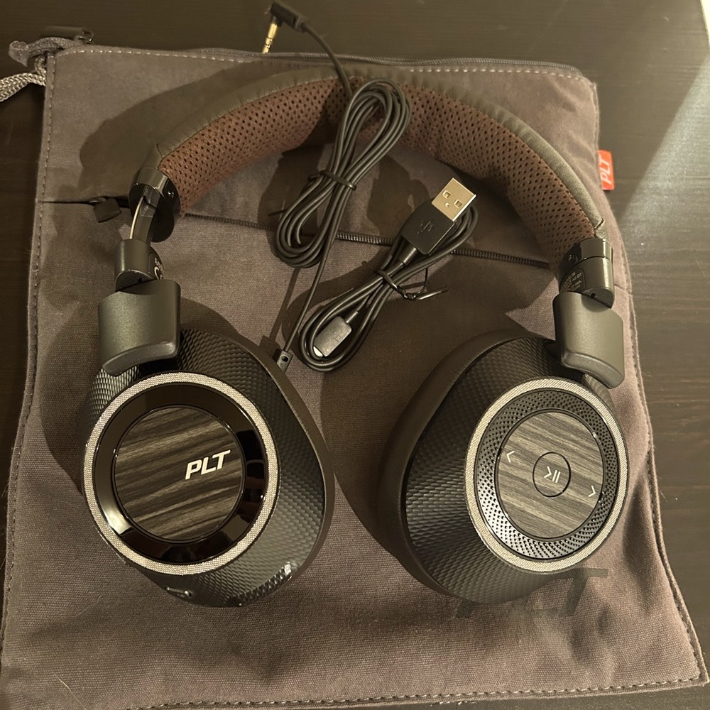 Plan Tronics noise cancelling headphones